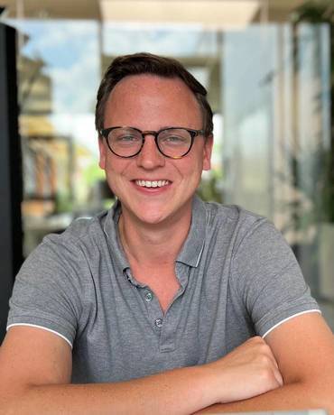  Hank Buschman, Sales Manager