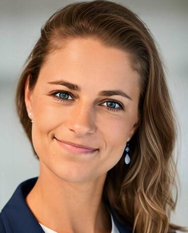  Alina Kludt, General Manager